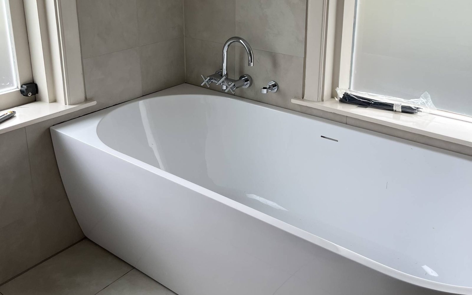 Badkamer met ligbad en inbouwkraan, opgeleverd door De Goot Loodgietersbedrijf in Den Haag
